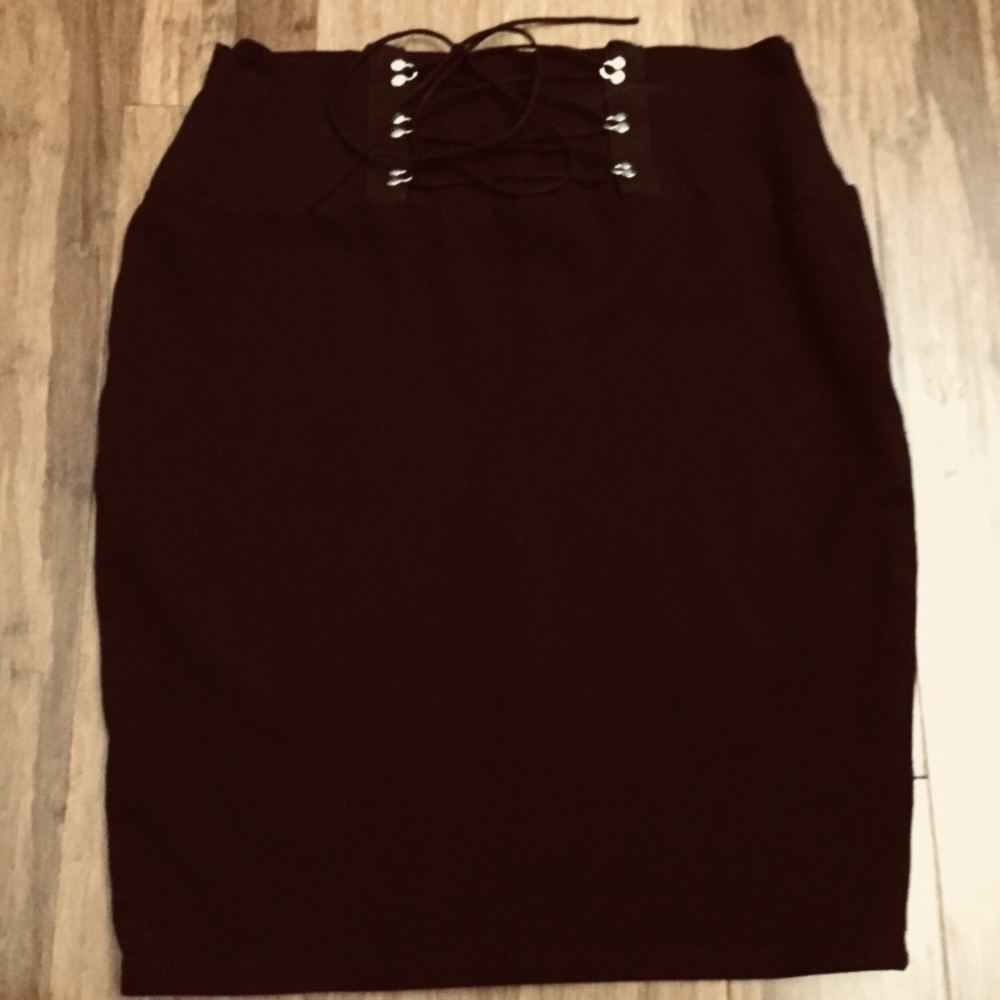 ▪️Black stencil skirt▪️ WORN ONCE ▪️ with ties